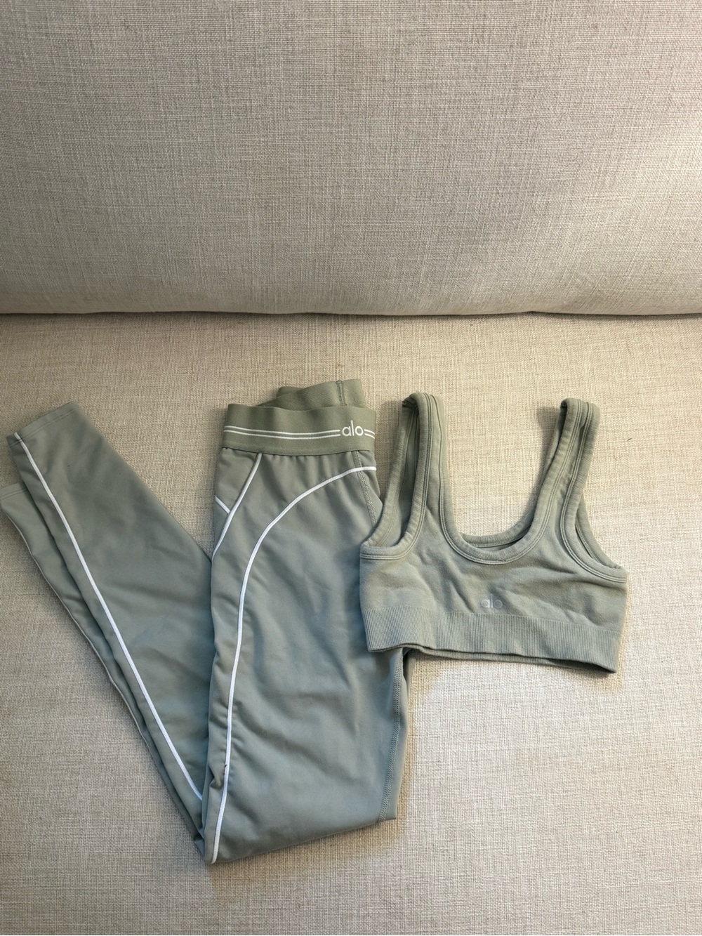 Alo Matching Set - Picture 4 of 4